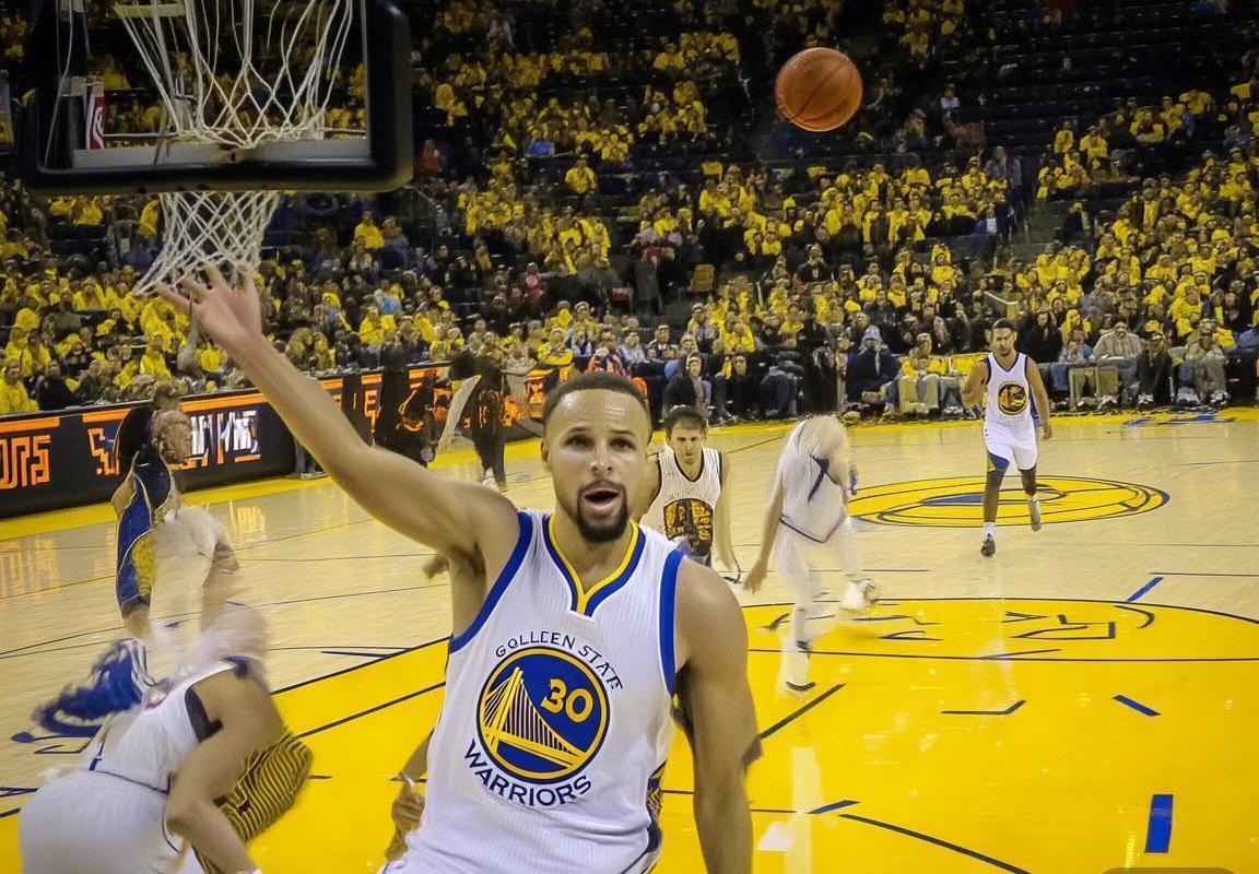 库里爆发背后：格林缺阵如何优化勇士进攻空间与阵容搭配，科尔教练面临新抉择